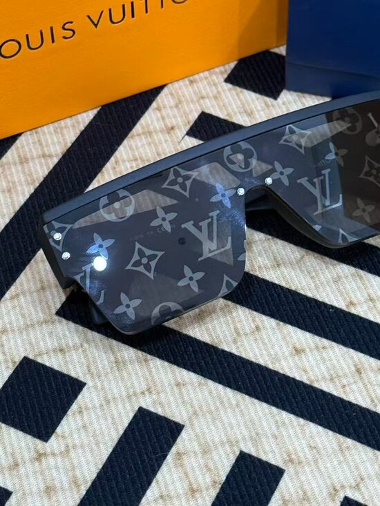 Louis Vuitton Women\'s Sunglasses main image 4